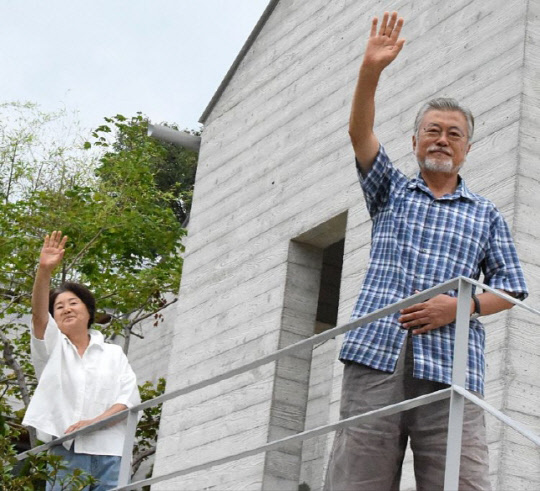 문재인 전 대통령과 김정숙 여사. <전 청와대 행정관 SNS>